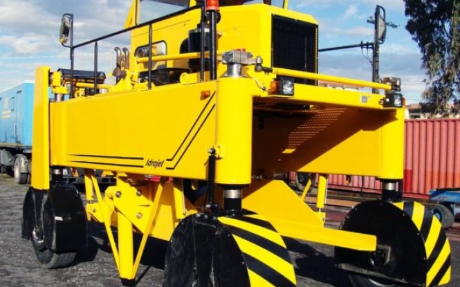 ماشین کشنده به همراه اتاقک کنترل جهت جابجایی تجهیزات رسوب زدایی باندل STRADDLE CARRIER ساخت ایدروجت ایتالیا